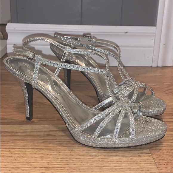 Silver Heels - Picture 2 of 3